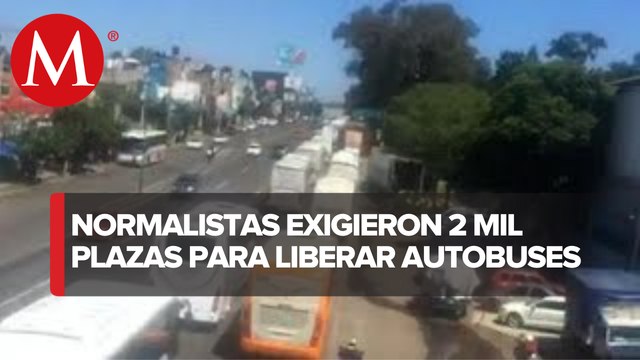 Normalistas secuestran 20 autobuses en Michoacán