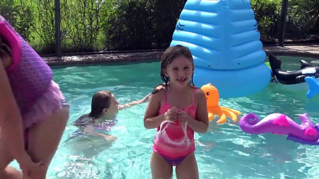 Giant Shark in our Pool ! Inflatable Fun Games at the Swimming Pool Fun Sophia Isabella e Alice