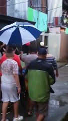 Paciente recuperado del virus suelta el llanto tras bienvenida de vecinos en Curridabat