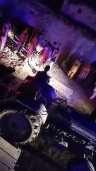 मथुरा: OLX ठगी के आरोपी को पकड़ने गई पुलिस के साथ हाथापाई का वीडियो वायरल