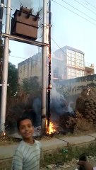 ट्रांसफार्मर में लगी आग से अफरा तफरी