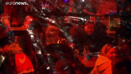 شاهد: مواطنون يحتفلون حتى الدقائق الأخيرة  قبل إقفال الحانات والمطاعم في هولندا