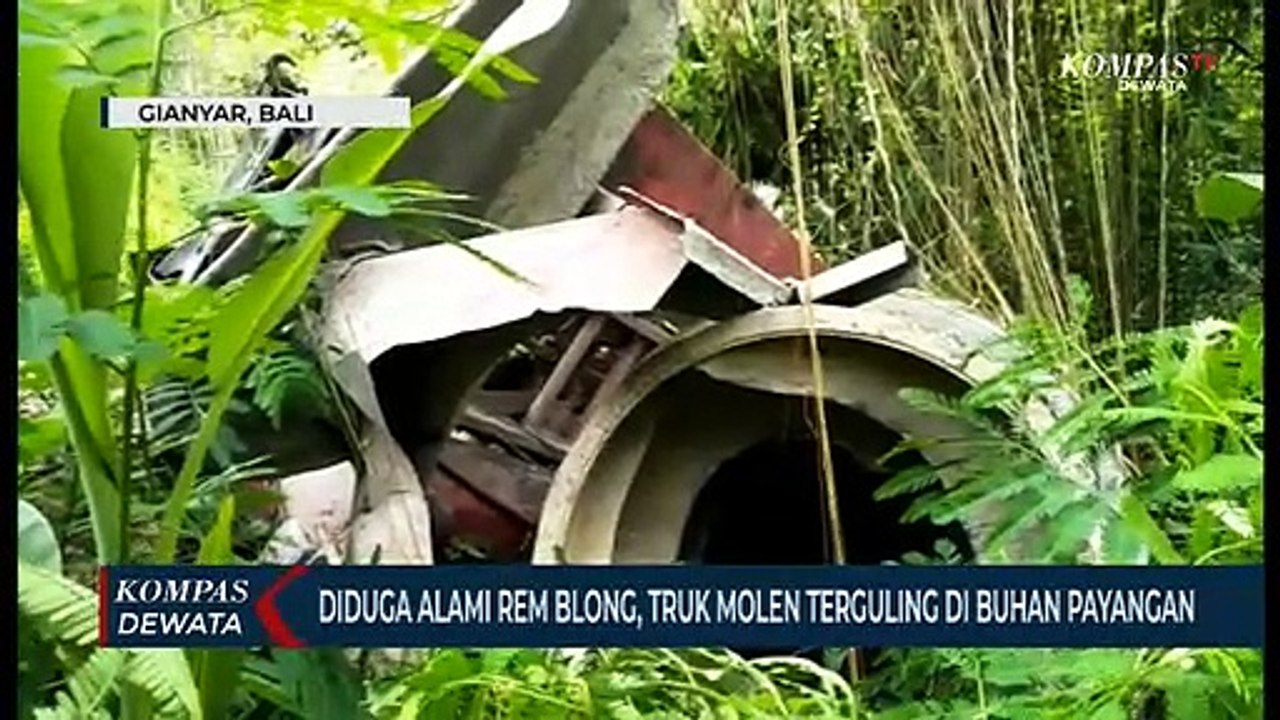 Diduga Alami Rem Blong, Truk Molen Terguling Di Buahan Payangan