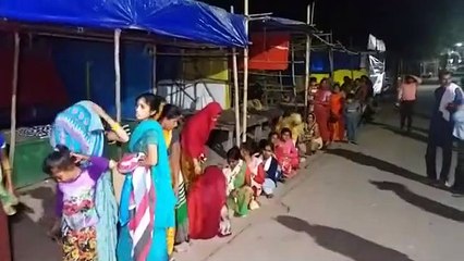 आधार कार्ड बनवाने के लिए सड़कों पर सो रहे लोग