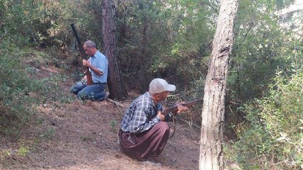Mersin'de köylüler ruhsatlı tüfekleriyle orman nöbetinde