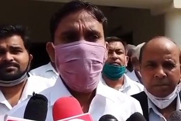 मैनपुरी:अधिवक्ताओं व डीएम की हुई वार्ता से नही हुई समस्या का हल