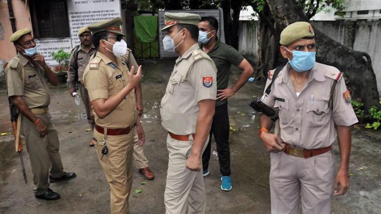Ballia: Did cops allow accused to escape after murder