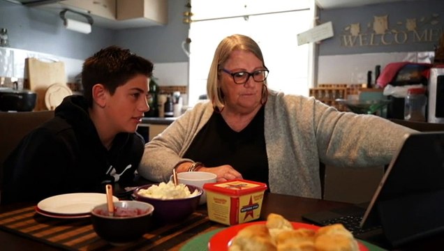 Thousands of Australians struggling to pay power bills