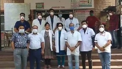 चिकित्सकों व नर्सिग कर्मचारियों ने काली पट्टी बांध काम कर जताया विरोध