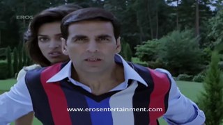 Riteish and Lara Dutta in trouble - Comedy Sequence - Housefull