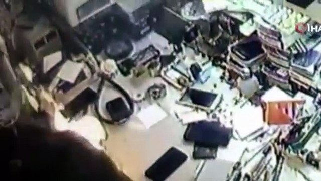 Şişen cep telefonu bataryası, bomba gibi patladı!