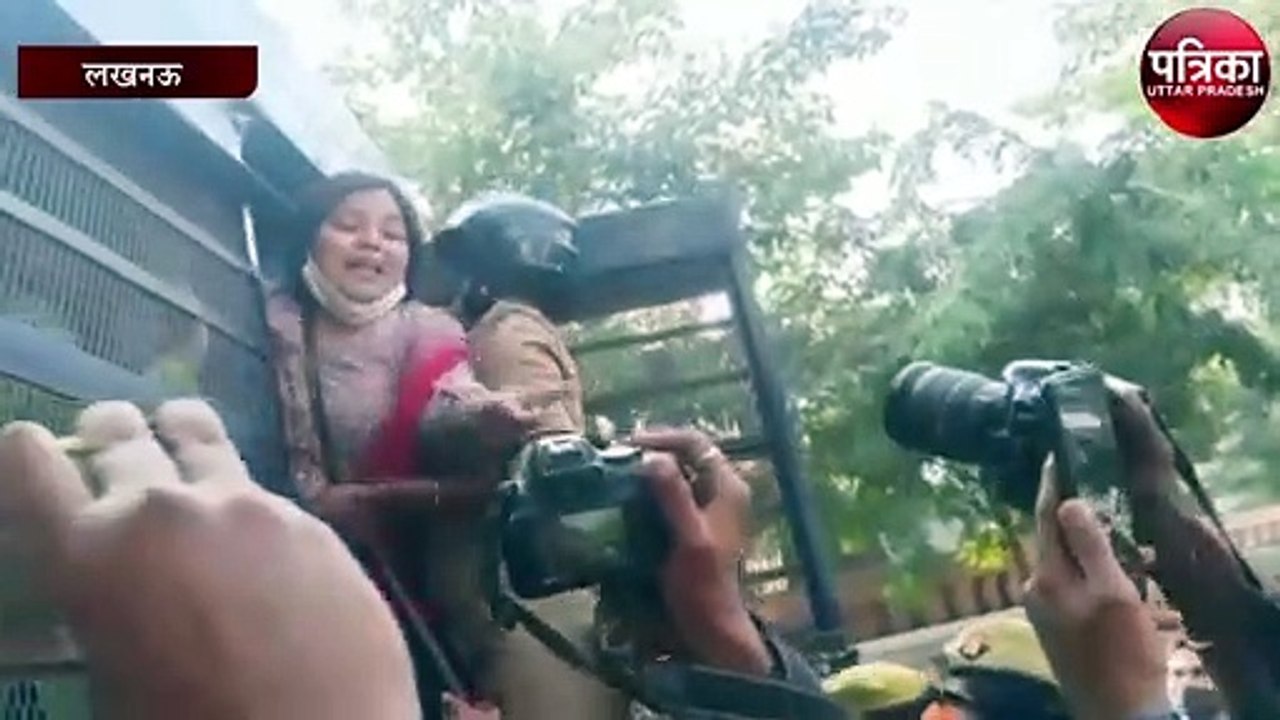 महिलाओं के साथ हो रही घटनाओं को लेकर आम आदमी के सदस्यों ने किया प्रदर्शन