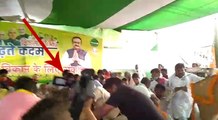 Bihar Election: तेज प्रताप यादव के ससुर चंद्रिका राय की चुनावी सभा में गिरा मंच, कई नेता घायल