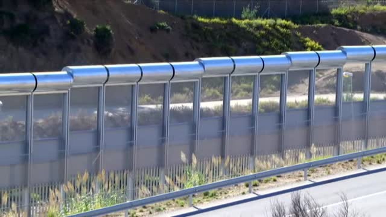 Grandes cilindros metálicos sustituyen a las hirientes concertinas en la valla de Melilla