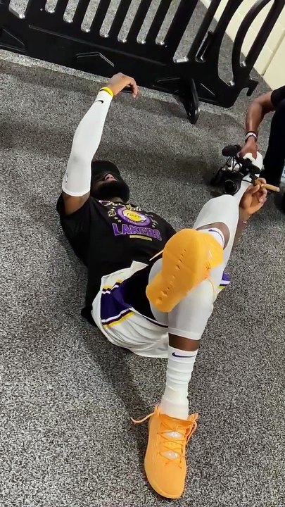 Basket-Ball - NBA - LeBron James FaceTimes his mother Gloria after winning his fourth title