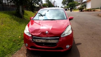 Carros se envolvem em colisão no Floresta e C4 também atinge poste