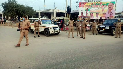 त्योहारों को सकुशल संपूर्ण बनाने के लिए चौराहे पर तैनात की गई पुलिस