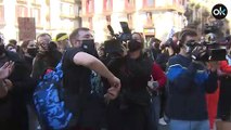 Trabajadores bares y restaurantes lanzan huevos contra el Ayuntamiento de Barcelona de Ada Colau