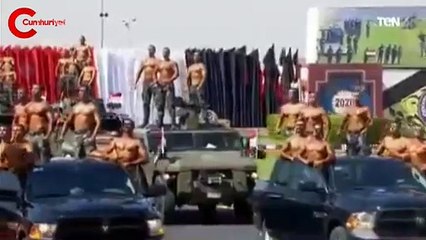 Mısır polisinin üstsüz resmi geçidi viral oldu