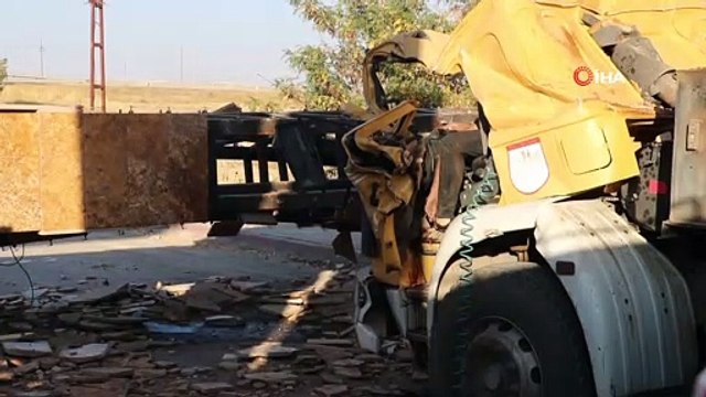 Damperi açık kalan kamyon, mermer bloklardan oluşan tabelaya çarptı: 1 ölü