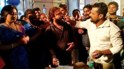 फ़िल्म के सेट पर खेसारी लाल ने अपनी टीम के सदस्य का मनाया जन्मदिन