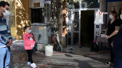 Küçük kız korona denetiminde kaymakama 'Bayrak' şiirini okudu