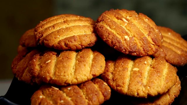 आटा गुड़ के कुरकुरे बिस्किट्स । Atta Biscuits in Kadhai - Eggless Whole Wheat Biscuit with jaggery