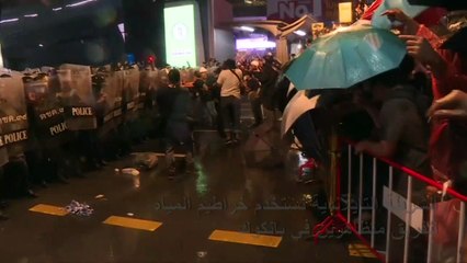 الشرطة التايلاندية تستخدم خراطيم المياه لتفريق متظاهرين في بانكوك