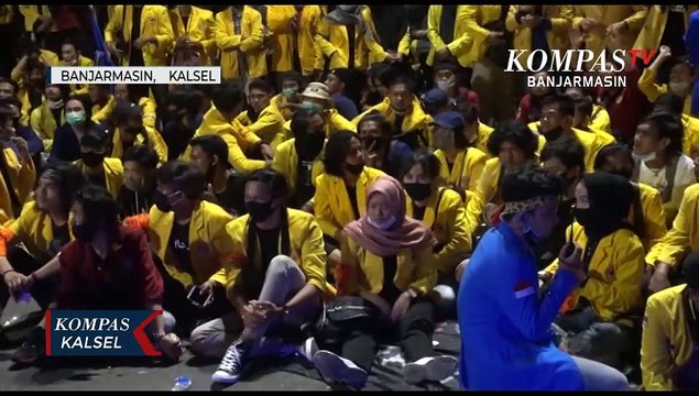 Unjuk Rasa Tolak UU Cipta Kerja, Mahasiswa Sempat Bertahan Hingga Tengah Malam