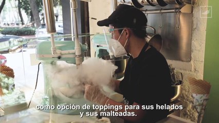 Mini pan de muerto con helado de nitrógeno líquido