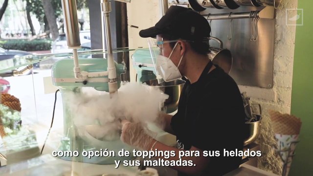 Mini pan de muerto con helado de nitrógeno líquido