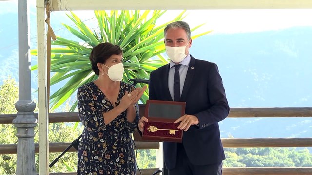Bendodo recibe las llaves de Alpandeire, municipio de la Serranía de Ronda
