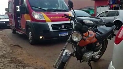 Motociclista de 22 anos fica ferido em acidente na Rua Europa