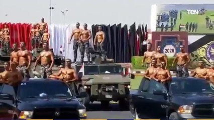 Mısır polisinin üstsüz resmi geçidi viral oldu
