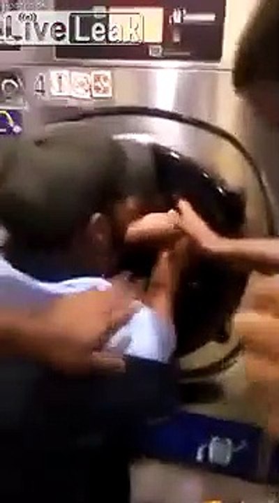 Il a coincé son neveu dans un lave-linge... oups