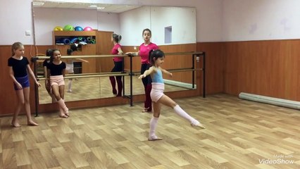 Gymnastic jumping twine and half-twine. Learning to jump beautifully with splits