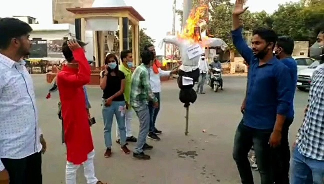 ABVP ने कश्मीर के पूर्व मुख्यमंत्री फारूक अब्दुल्लाह का फूंका पुतला