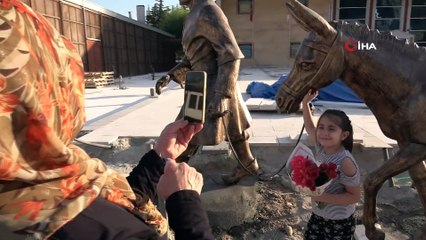 Tarihi çarşıya yerleştirilen deve figürleri görenlerin dikkatini çekiyor