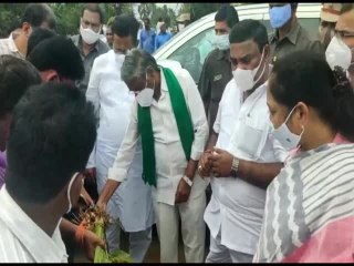 వరద ప్రభావిత ప్రాంతాల్లో మంత్రుల పర్యటన