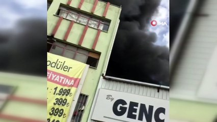 Polyester üretilen iş yerinde korkutan yangın: 4 kişi dumandan etkilendi