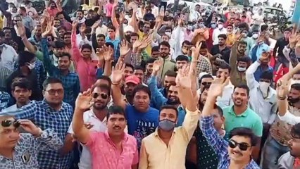 पुलिस और प्रशासन से परेशान रेत व्यापारियों ने किया चक्का जाम