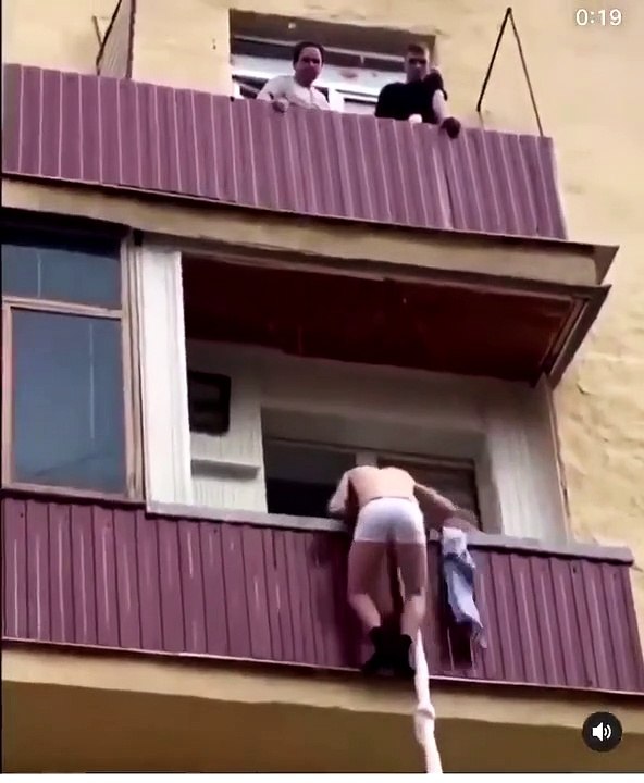 Le mari rentre trop tôt, l’amant tente de fuir par le balcon !