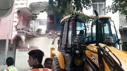 गब्बर और सिकंदर के अवैध अतिक्रमण तोड़ने की कार्रवाई
