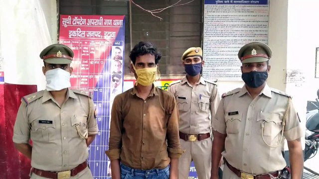 चेकिंग दौरान पुलिस की कार ने मारी टक्कर, एक युवक तमंचे के साथ गिरफ्तार