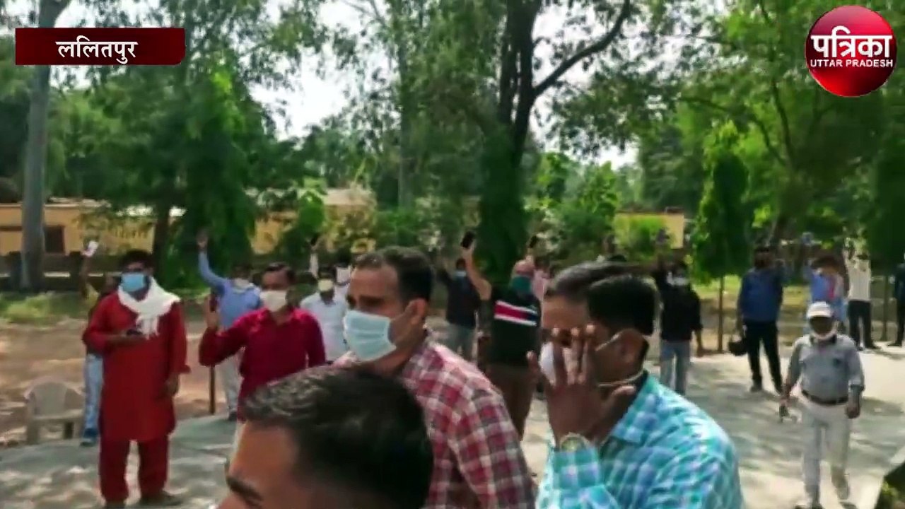 एसपी के हाथों अपने खोए मोबाइल पाकर खिले लोगों क...