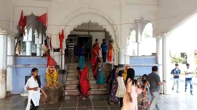 मऊरानीपुर में नवरात्र के पहले दिन मन्दिरो में उमड़ा भक्तो का जन सैलाब
