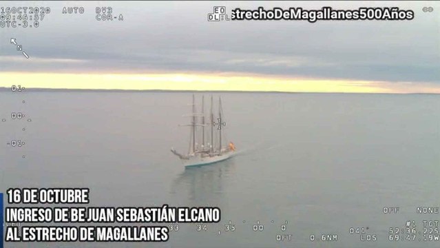 El buque escuela Juan Sebastián Elcano cruzando este viernes el Estrecho de Magallanes