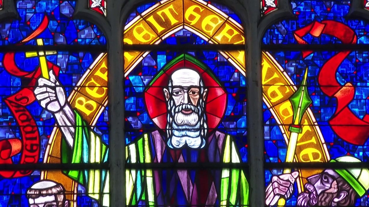 Mit Laptop in der Kirche: Studium in Corona-Zeiten