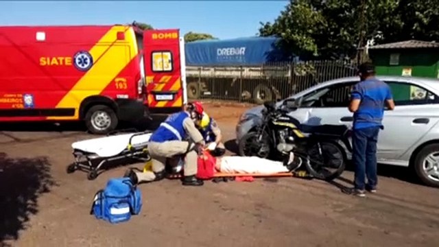 Jovem fica ferido após colisão entre carro e moto no Bairro Pacaembu