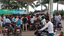नामांकन रैली में पेट्रोल डलवाने की पर्चियां बांटते हुए डंग और वी डी शर्मा का वीडियो वायरल